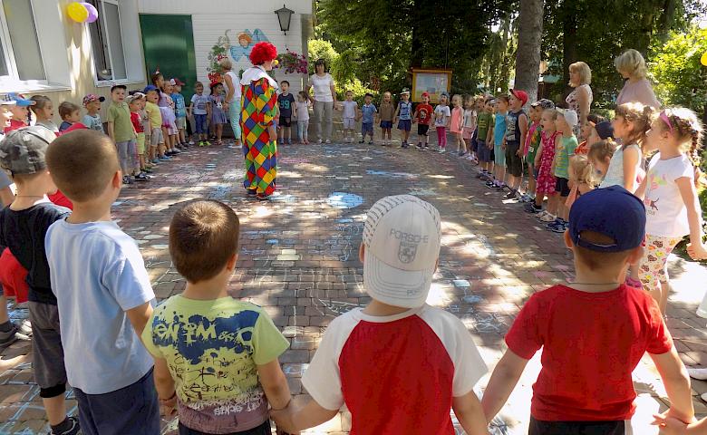 До обухівського дитсадка завітав клоун: поділився настроєм і цукерками