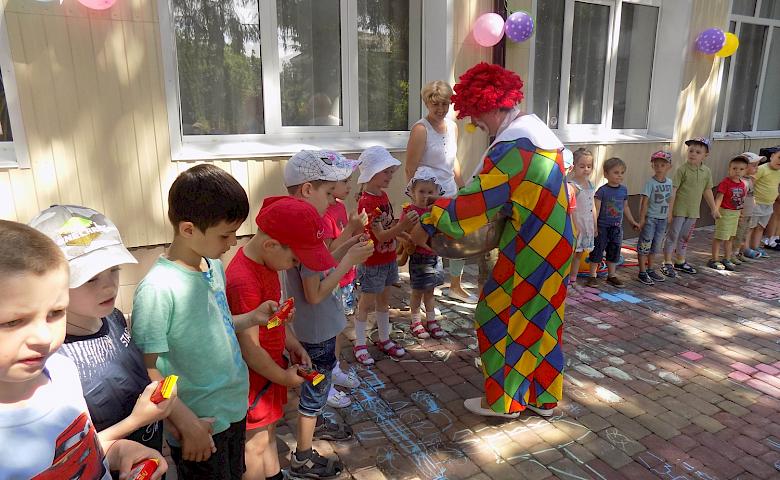 До обухівського дитсадка завітав клоун: поділився настроєм і цукерками
