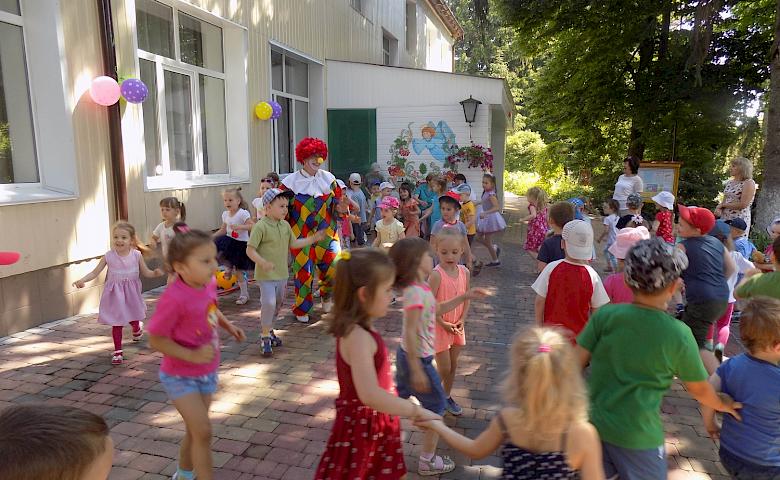 До обухівського дитсадка завітав клоун: поділився настроєм і цукерками
