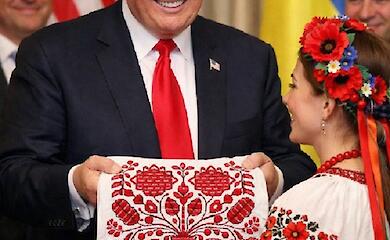 Обухов подарил Трампу свой вышитый рушник