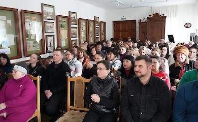 У Ржищівській громаді презентували виставку рушників родин зниклих і полонених воїнів