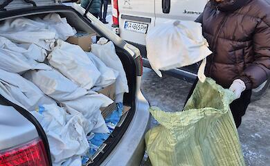 В Украинской громаде социально уязвимым жителям передали 103 тепловых набора