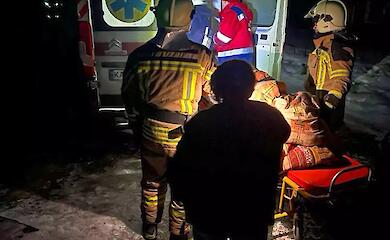 В Василькове спасатели помогли медикам транспортировать больного