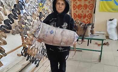 В селе Шубовка в Обуховском районе ежедневно плетут маскировочные сетки для ВСУ