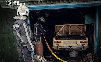 В Ржищеве спасатели ликвидировали пожар в гараже