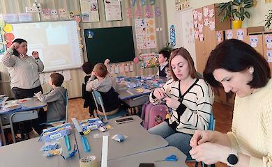 Учні та педагоги Козинської громади створили янголів-оберегів для воїнів