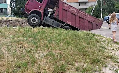 В Обухові вантажний автомобіль пішов під асфальт ніби "Титанік": в мережі кепкують