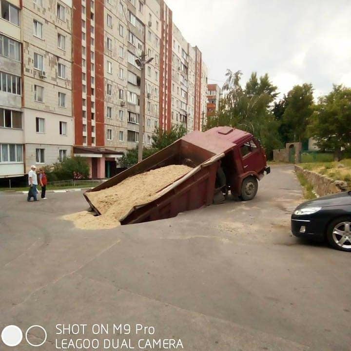 В Обухові вантажний автомобіль пішов під асфальт ніби "Титанік": в мережі кепкують