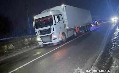 На трассе Киев-Знаменка вблизи Зеленок грузовик сбил женщину