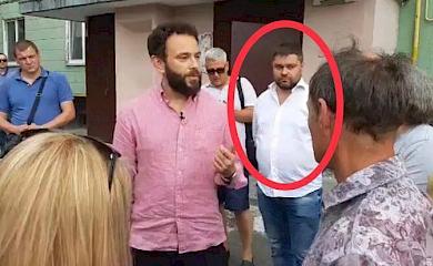 Під час виступу в Обухові в оточенні кандидата у нардепи помітили цікавого персонажа: замість гречки роздає цукор