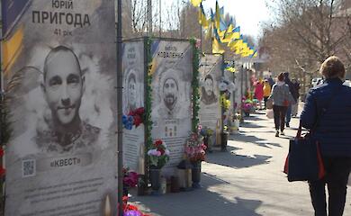 Волонтеры и семьи военных убрали Аллею памяти в Обухове