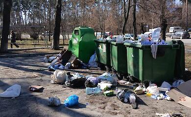 В городе Украинка неизвестные выбрасывают мусор из контейнеров