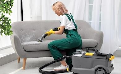 Методи ефективного очищення диванів від плям, пилу та запахів