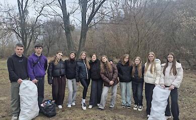 Обуховские школьники убрали территорию возле реки Кобринка