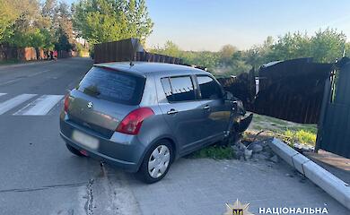 ДТП на Обуховщине: в селе Подгорцы автомобиль врезался в электроопору и забор