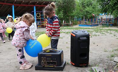 Васильківська громада отримала чотирнадцять зарядних станцій від італійського міста-партнера