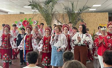 Мистецтво, що зігріває серця: арт-команда Ржищева завітала зі святом до геріатричного пансіонату