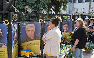 На Алеї Пам'яті у Ржищеві вшанували полеглих земляків: їх родинам вручили Комбатантські хрести