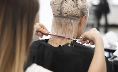 Доглянута зачіска та підтримка: Червоний Хрест в Обухові оновив роботу безкоштовної перукарні