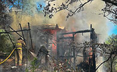 На Обухівщині рятувальники дві години гасили масштабну пожежу в приватному секторі