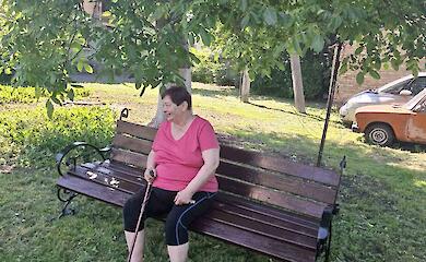 На прохання матері військовослужбовця: у Кагарлику комунальники встановили лавочку біля багатоповерхівки