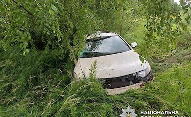 Недалеко от Кагарлика иномарка на скорости врезалась в дерево