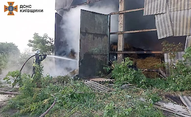 Вогнеборці з семи міст гасили палаючі склади на Обухівщині