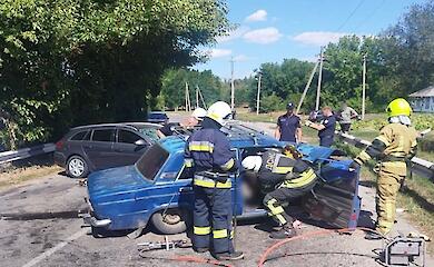 На Обухівщині легковик врізався у зустрічний Opel
