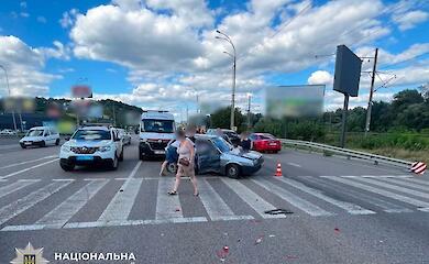 Зіткнення чотирьох авто на Обухівщині: чотирьох людей, зокрема 13-річну дівчинку, госпіталізовано