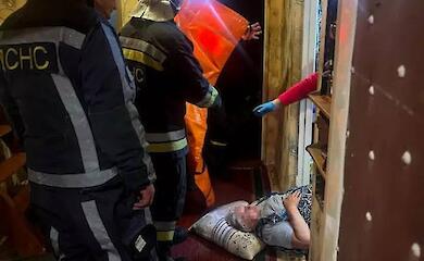 У Стайках бійці ДСНС допомогли доправити жінку до автомобіля екстреної допомоги