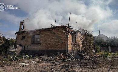 Рятувальники ліквідовували наслідки російської атаки в Обухові