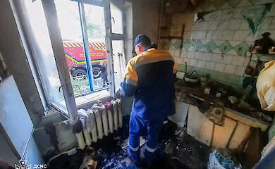 Рятувальники вивели двох жінок із палаючої квартири в Українці