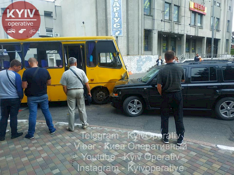 В Обухові водій "джипа" рухався по зустрічній: до найближчої "маршрутки" (фото)