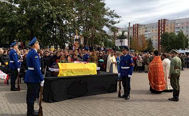 На колінах зустріли і провели: в Обухові поховали загиблого на Донбасі бійця (відео)
