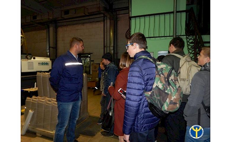 Школярам Обухова показали  процес виготовлення  виробів із пластмаси
