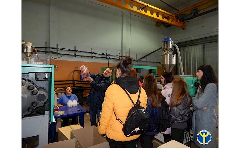 Школярам Обухова показали  процес виготовлення  виробів із пластмаси
