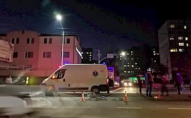 В Обухові на переході авто збило велосипедиста: його врятував шолом (відео)