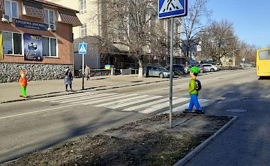 Водіям на замітку: в Обухові на переході через дорогу встановили фігурки дітей