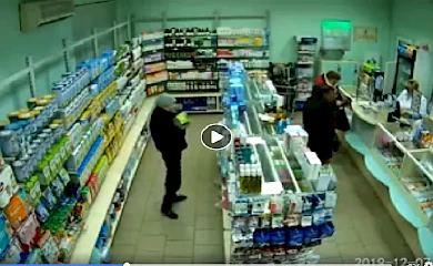 Працівниці обухівської аптеки затримали ймовірного злодія: чоловіки-відвідувачі не допомагали (відео)
