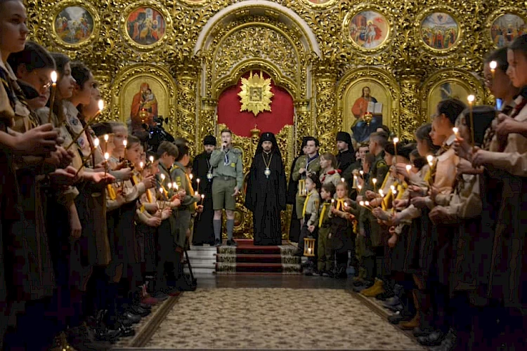 Скоро Різдво: обухівські пластуни привезли до міста Вифлеємський вогонь