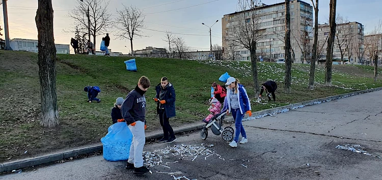 На Обухівщині активісти зібрали сміття і занесли його до міської ради