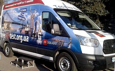 Мобільна лабораторія пропонує обухівцям пройти безкоштовний тест на ВІЛ
