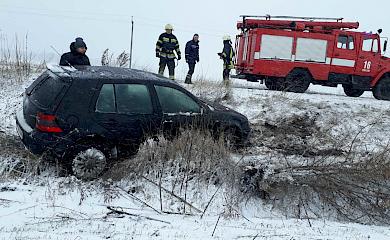 Народився в сорочці: на Обухівщині авто злетіло з дороги