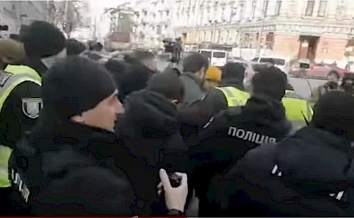 "Наш депутат": Дубинський - "чорт" з охороною прорвався крізь лаву протестувальників