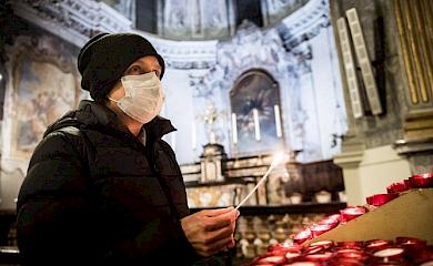 "Середні віки": в обухівській церкві дозволили не цілувати ікони і молитися в респіраторах