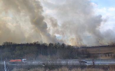 Біля Обухова горять заплави на Стугні: частину міста задимлено