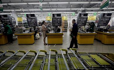 Нова функція ПриватБанку дозволяє знімати готівку на касах супермаркетів