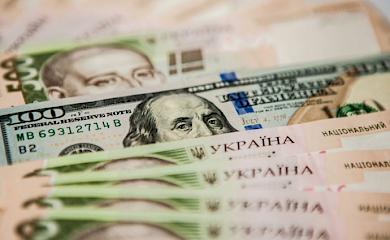 Гривня продовжує знецінюватися який день поспіль
