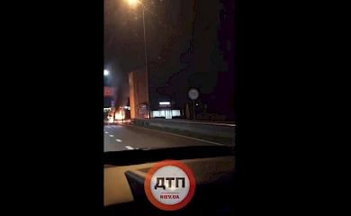Вночі на дорозі біля Обухова згорів автомобіль (відео)