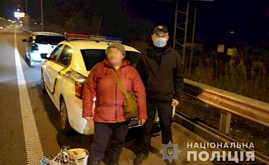 У лісі біля Обухова поліцейські серед ночі розшукали зниклу жінку